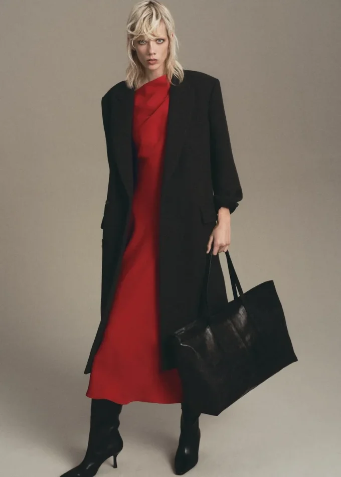 Šaty ve tvaru písmene A s asymetrickým výstřihem Šaty ve tvaru písmene A s asymetrickým výstřihem