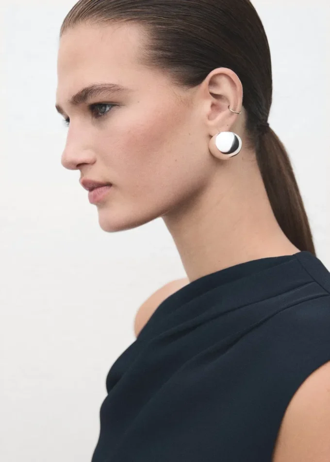 Šaty ve tvaru písmene A s asymetrickým výstřihem Šaty ve tvaru písmene A s asymetrickým výstřihem