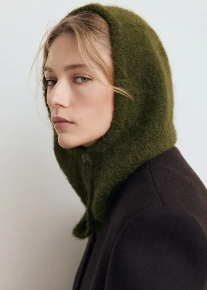 Balaclava s pletenými knoflíky Balaclava s pletenými knoflíky