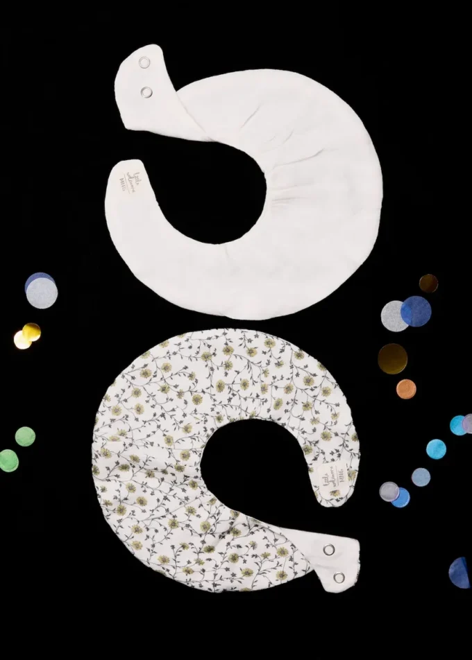 Balení 2 kusů potištěných bryndáků Balení 2 kusů potištěných bryndáků