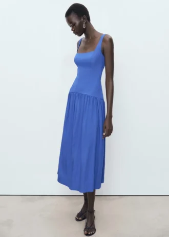 Bavlněné šaty s rozšiřujícími se sukní Bavlněné šaty s rozšiřujícími se sukní