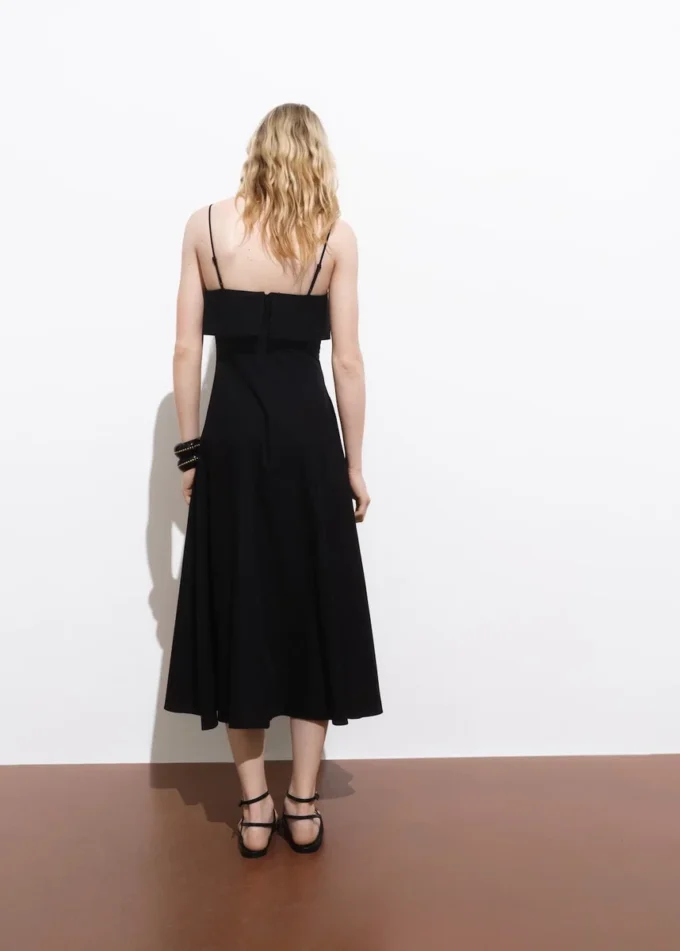 Bavlněné šaty s rozšiřujícími se sukní Bavlněné šaty s rozšiřujícími se sukní