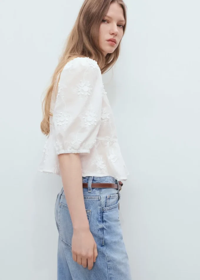 Bavlněná halenka s květinovou výšivkou Bavlněná halenka s květinovou výšivkou