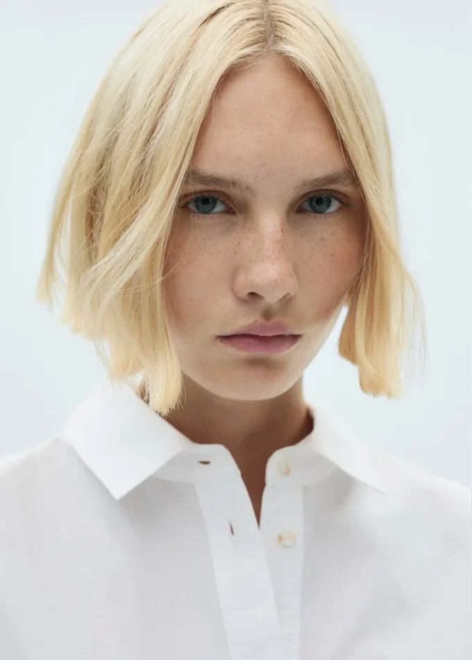 Bavlněná košile s ozdobným knoflíkem Bavlněná košile s ozdobným knoflíkem