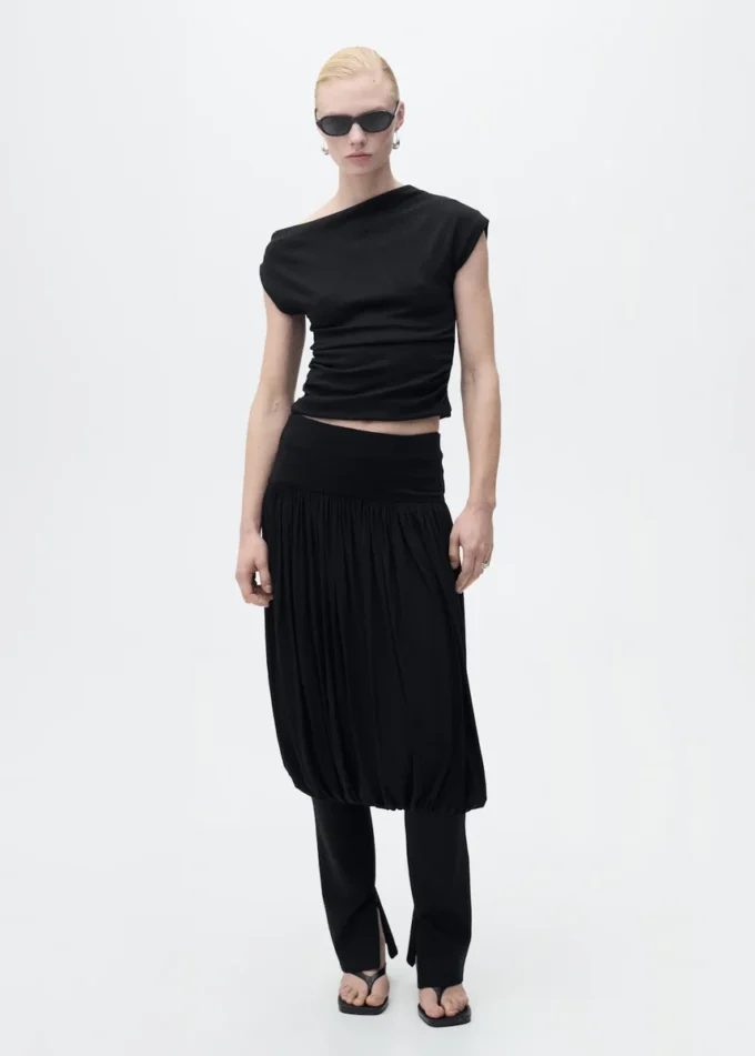 Bavlněný top s asymetrickým výstřihem Bavlněný top s asymetrickým výstřihem