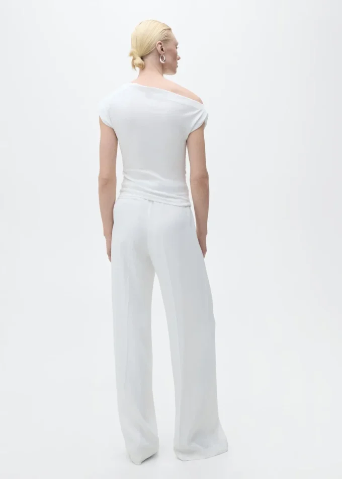 Bavlněný top s asymetrickým výstřihem Bavlněný top s asymetrickým výstřihem