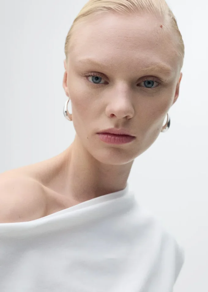 Bavlněný top s asymetrickým výstřihem Bavlněný top s asymetrickým výstřihem