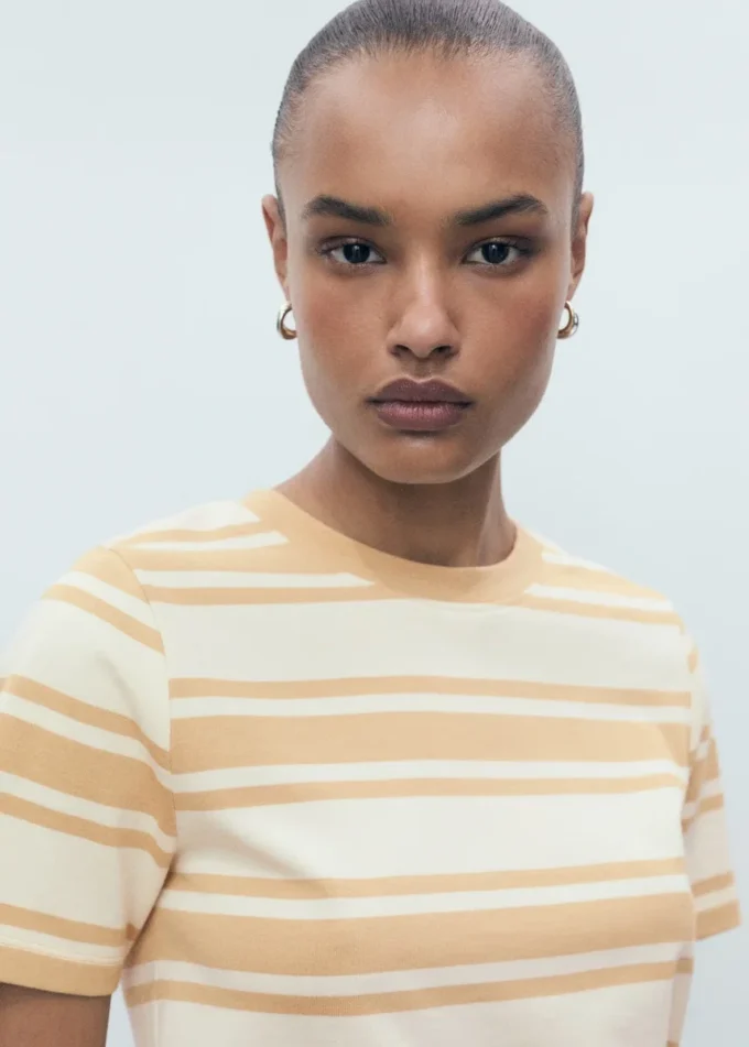 Bavlněné tričko s kontrastním límcem Bavlněné tričko s kontrastním límcem