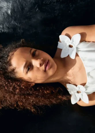 Bavlněné tričko s květinovým detailem