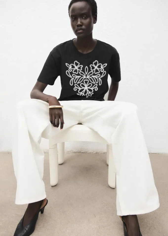 Bavlněné tričko s květinovou výšivkou Bavlněné tričko s květinovou výšivkou