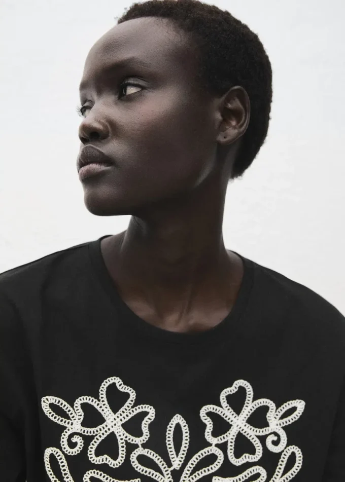 Bavlněné tričko s květinovou výšivkou Bavlněné tričko s květinovou výšivkou