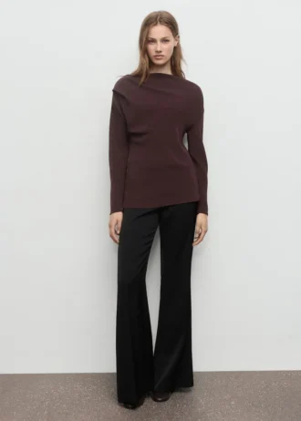 Blůza s asymetrickým výstřihem