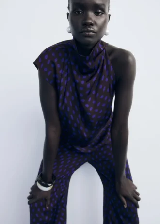 Blůza s puntíky a drapovaným límcem