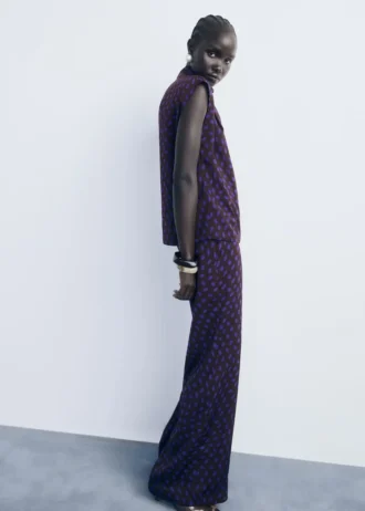 Blůza s puntíky a drapovaným límcem