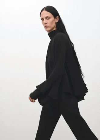 Blůza s rozšiřujícími se rukávy a volánky