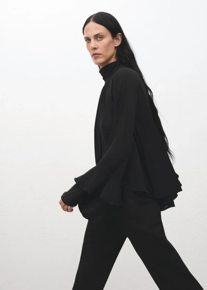 Blůza s rozšiřujícími se rukávy a volánky Blůza s rozšiřujícími se rukávy a volánky