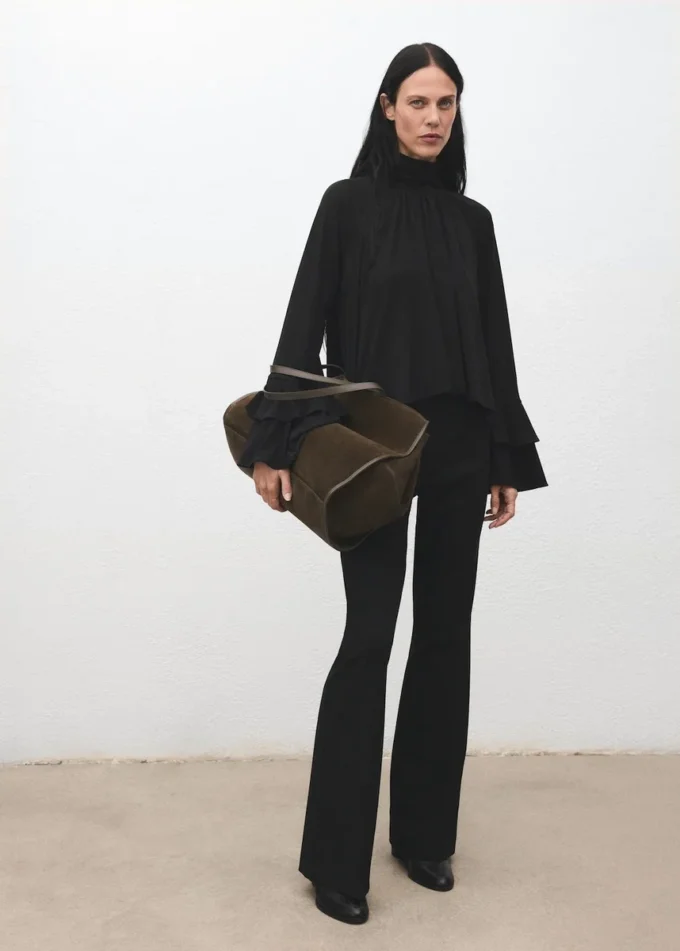 Blůza s rozšiřujícími se rukávy a volánky Blůza s rozšiřujícími se rukávy a volánky