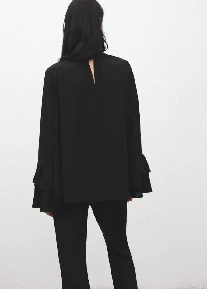 Blůza s rozšiřujícími se rukávy a volánky Blůza s rozšiřujícími se rukávy a volánky