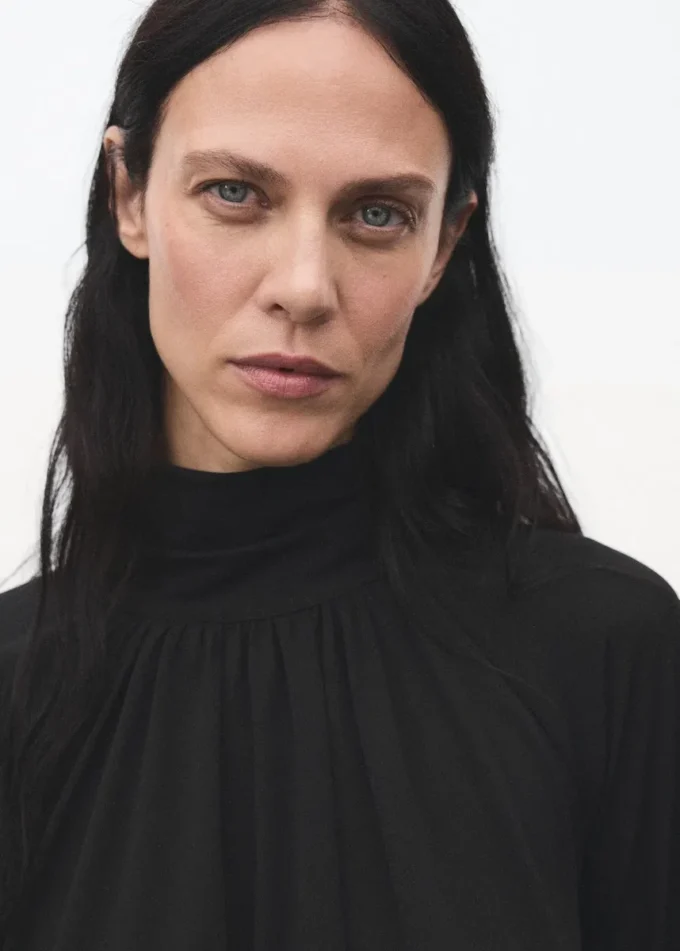 Blůza s rozšiřujícími se rukávy a volánky Blůza s rozšiřujícími se rukávy a volánky