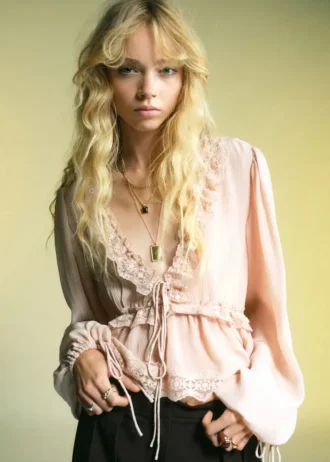 Blůza s výstřihem do V a krajkovým lemem