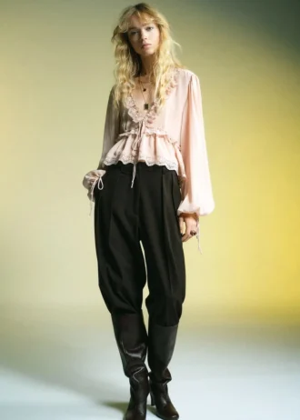 Blůza s výstřihem do V a krajkovým lemem