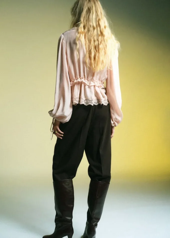 Blůza s výstřihem do V a krajkovým lemem Blůza s výstřihem do V a krajkovým lemem