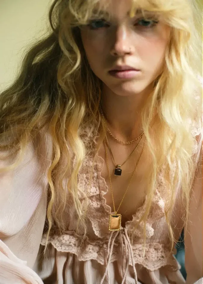 Blůza s výstřihem do V a krajkovým lemem Blůza s výstřihem do V a krajkovým lemem