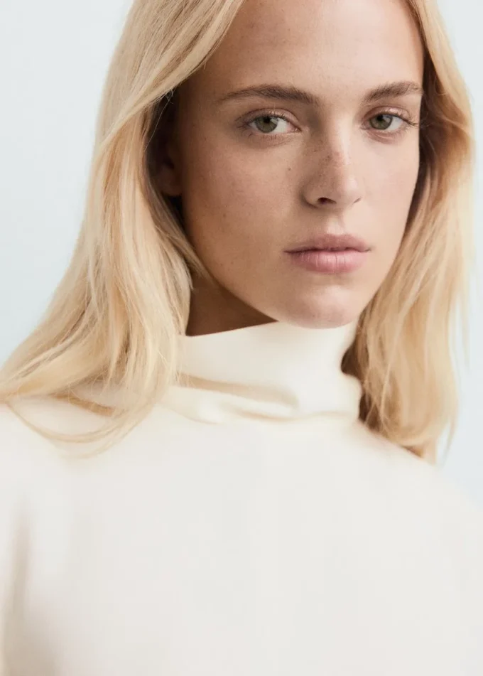 Blůza s vysokým límcem a asymetrickými rukávy Blůza s vysokým límcem a asymetrickými rukávy