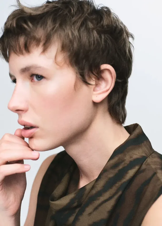 Blůza s zvířecím potiskem a drapovaným límcem Blůza s zvířecím potiskem a drapovaným límcem