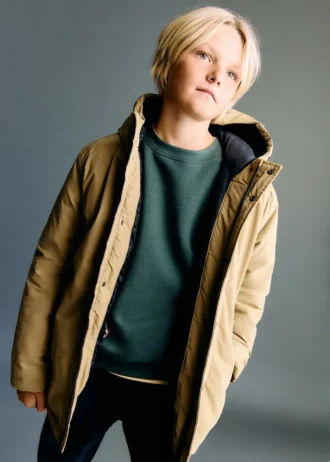 Bunda s kapucí a knoflíky