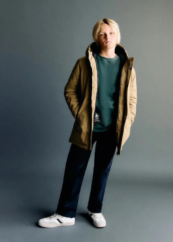 Bunda s kapucí a knoflíky Bunda s kapucí a knoflíky