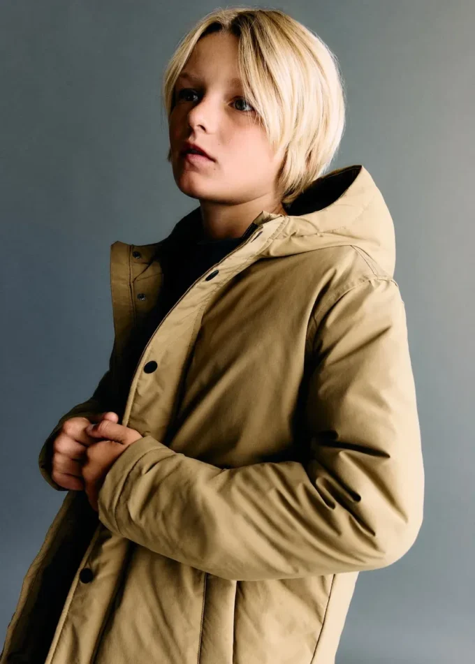 Bunda s kapucí a knoflíky Bunda s kapucí a knoflíky