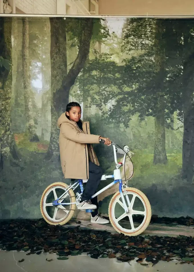 Bunda s kapucí a knoflíky Bunda s kapucí a knoflíky