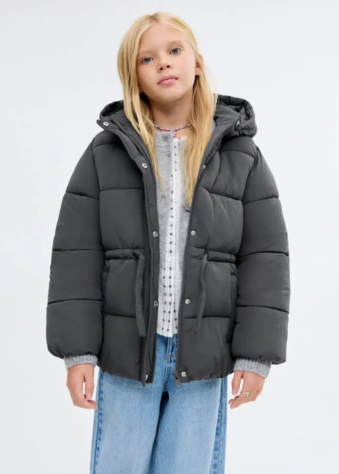 Bunda s kapucí a stahovací šňůrkou Bunda s kapucí a stahovací šňůrkou