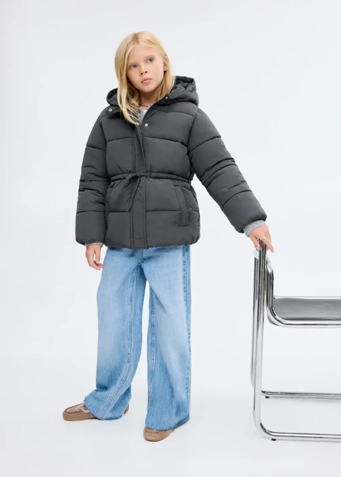 Bunda s kapucí a stahovací šňůrkou Bunda s kapucí a stahovací šňůrkou