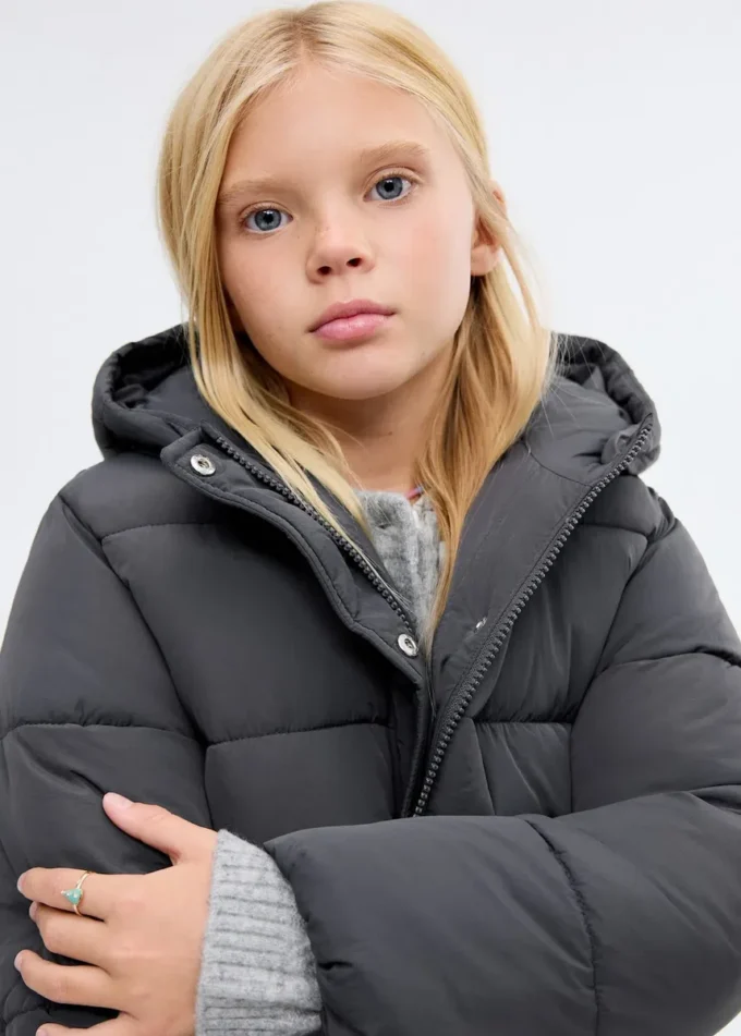 Bunda s kapucí a stahovací šňůrkou Bunda s kapucí a stahovací šňůrkou