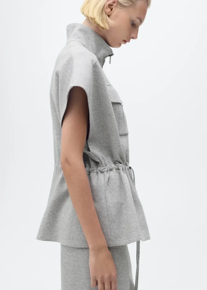 Bunda s krátkými rukávy a nastavitelným pasem Bunda s krátkými rukávy a nastavitelným pasem