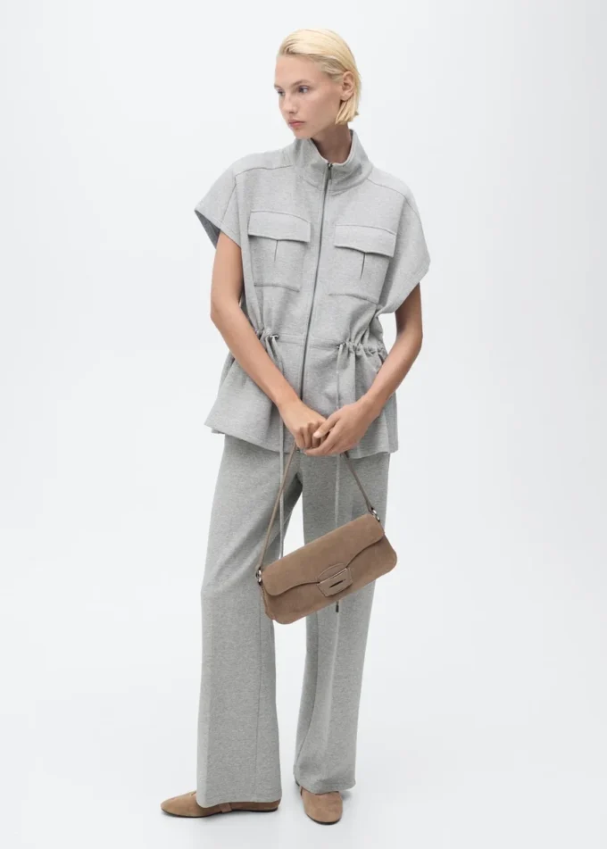 Bunda s krátkými rukávy a nastavitelným pasem Bunda s krátkými rukávy a nastavitelným pasem