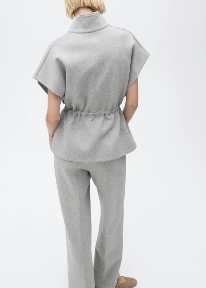 Bunda s krátkými rukávy a nastavitelným pasem Bunda s krátkými rukávy a nastavitelným pasem