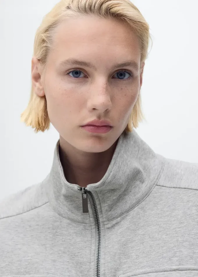 Bunda s krátkými rukávy a nastavitelným pasem Bunda s krátkými rukávy a nastavitelným pasem