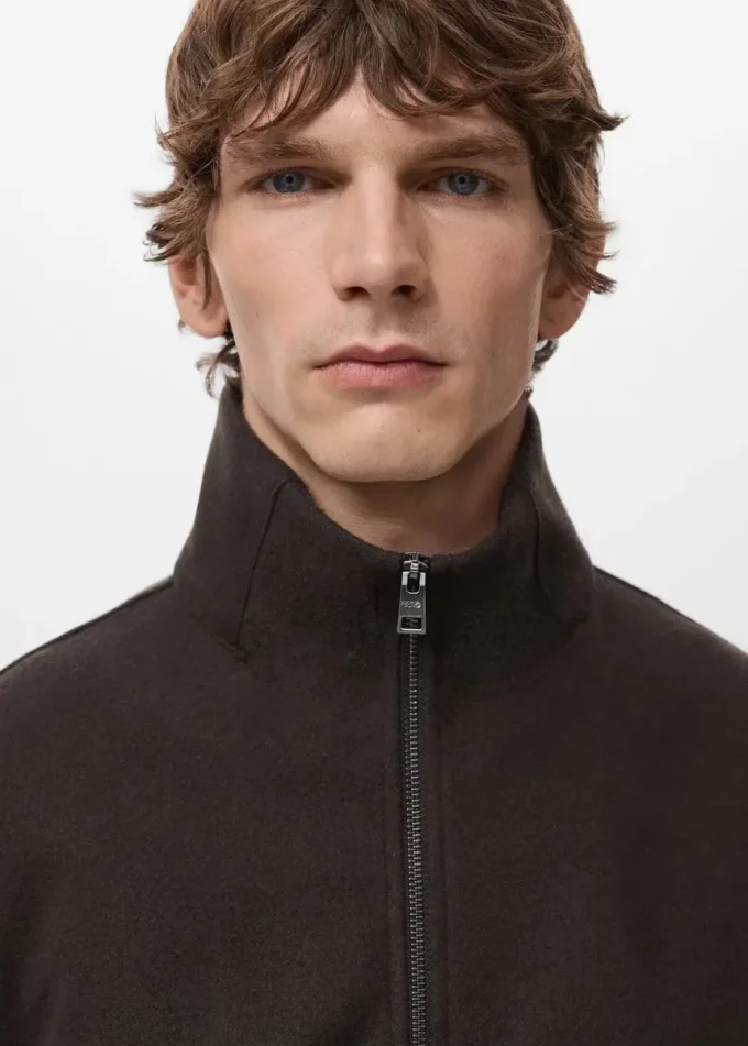 Bunda s normálním střihem a zipem Bunda s normálním střihem a zipem