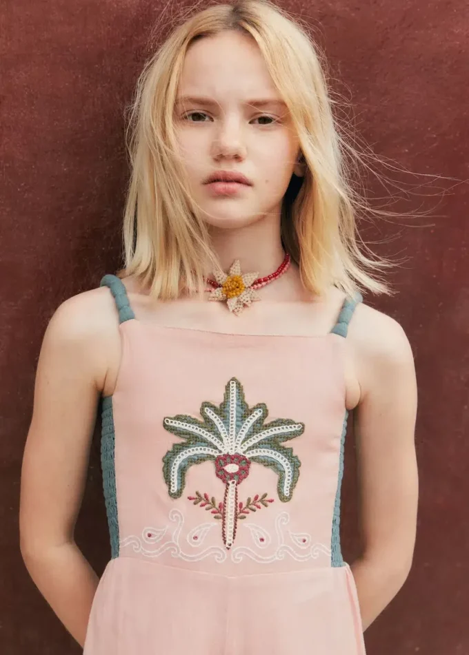 Dlouhý kombinéza s vyšívanými detaily Dlouhý kombinéza s vyšívanými detaily