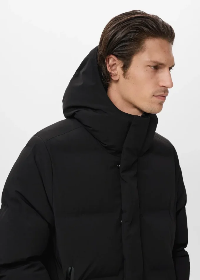 Dlouhá nepromokavá tkaná bunda s výplní Thermolite®. Dlouhá nepromokavá tkaná bunda s výplní Thermolite®.