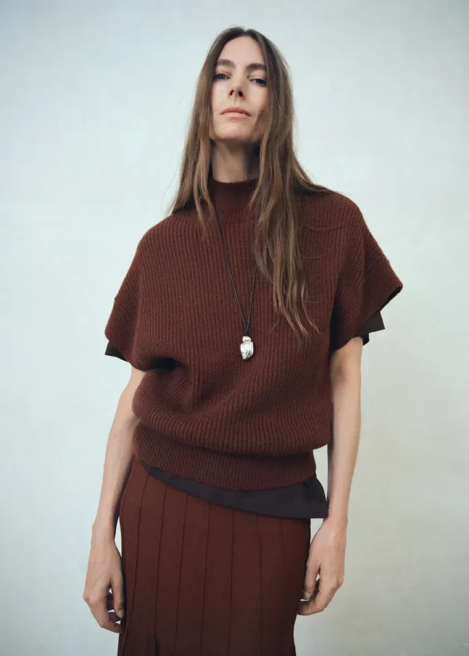 Dlouhá pletená sukně s detailem švu Dlouhá pletená sukně s detailem švu