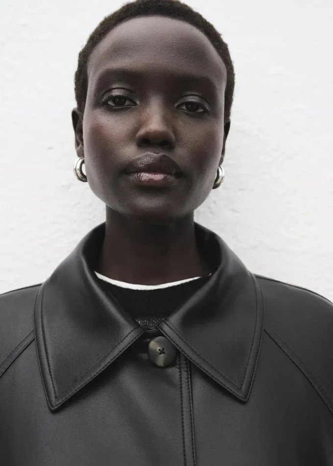 Dlouhý trenčkot z umělé kůže s páskem Dlouhý trenčkot z umělé kůže s páskem