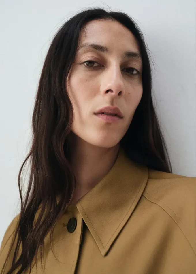 Dlouhý trenčkot ze 100% bavlny Dlouhý trenčkot ze 100% bavlny