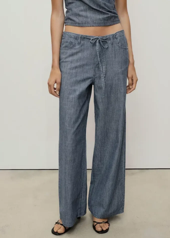 Džínové kalhoty se širokými nohavicemi a páskem Džínové kalhoty se širokými nohavicemi a páskem