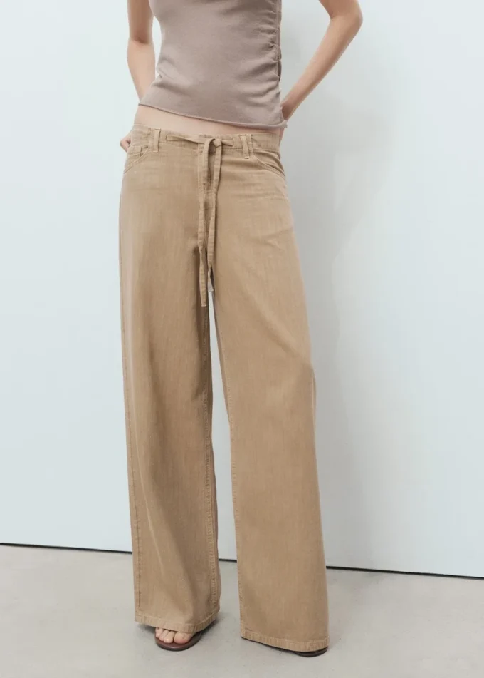 Džínové kalhoty se širokými nohavicemi a páskem Džínové kalhoty se širokými nohavicemi a páskem