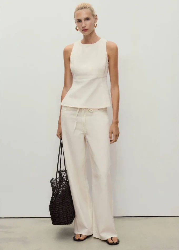 Džínové kalhoty se širokými nohavicemi a páskem Džínové kalhoty se širokými nohavicemi a páskem