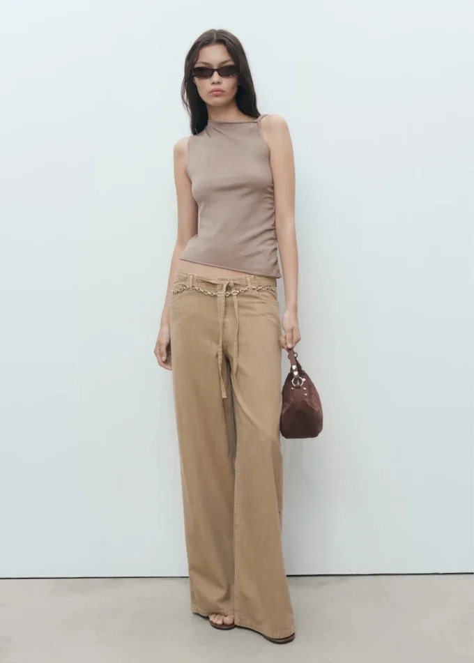 Džínové kalhoty se širokými nohavicemi a páskem Džínové kalhoty se širokými nohavicemi a páskem